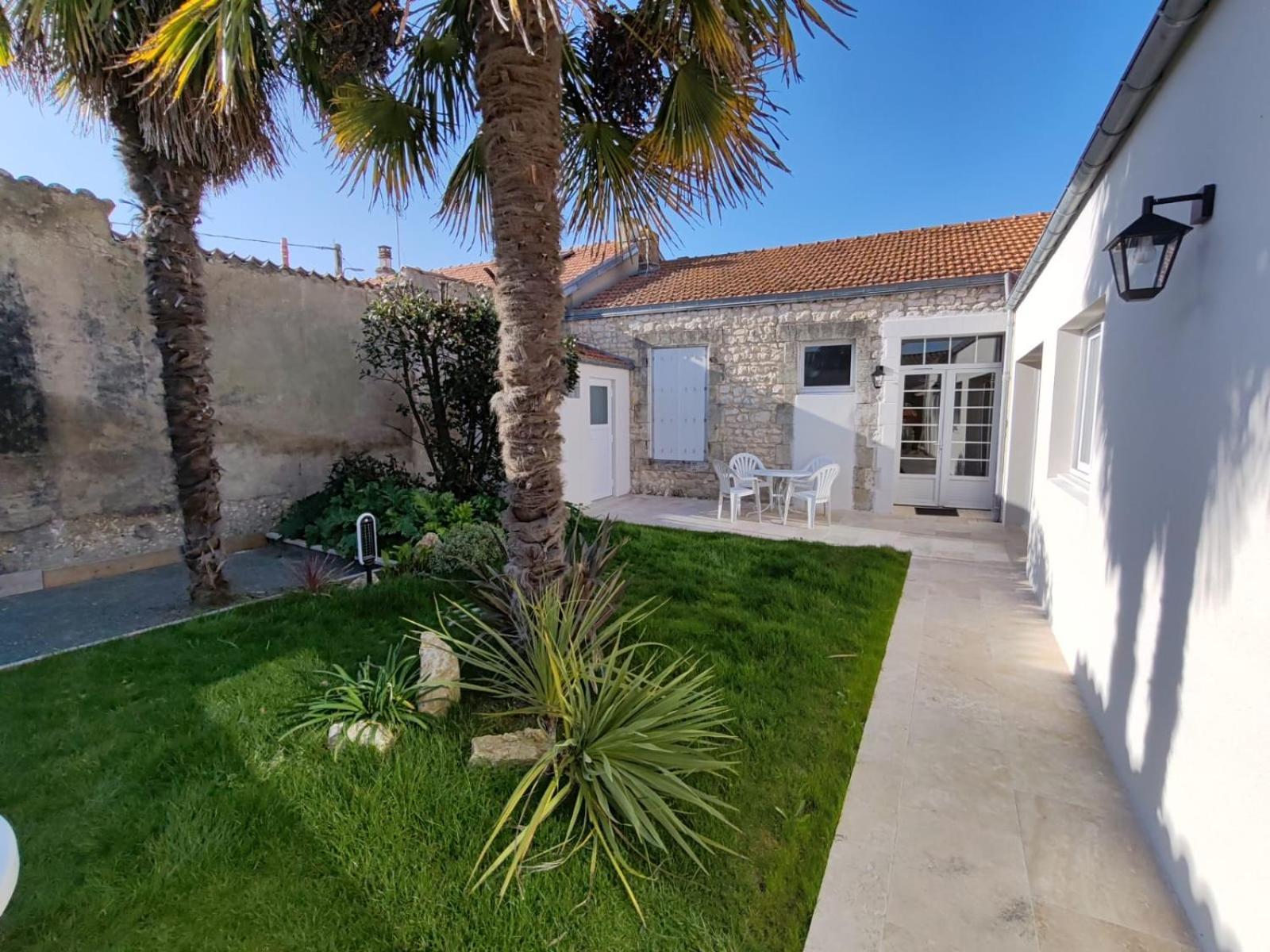 Holiday home Grande Maison De - 10min Du Centre-ville - Jardin Terrasse Barbecue Terrain De Petanque - Moderne & Confort La Rochelle (Charente-Maritime)