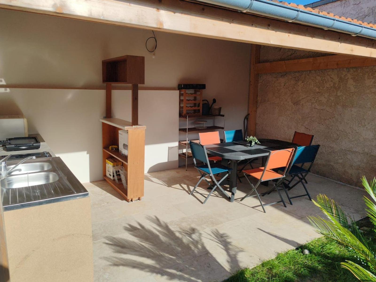 Grande Maison De - 10min Du Centre-ville - Jardin Terrasse Barbecue Terrain De Petanque - Moderne & Confort Holiday home